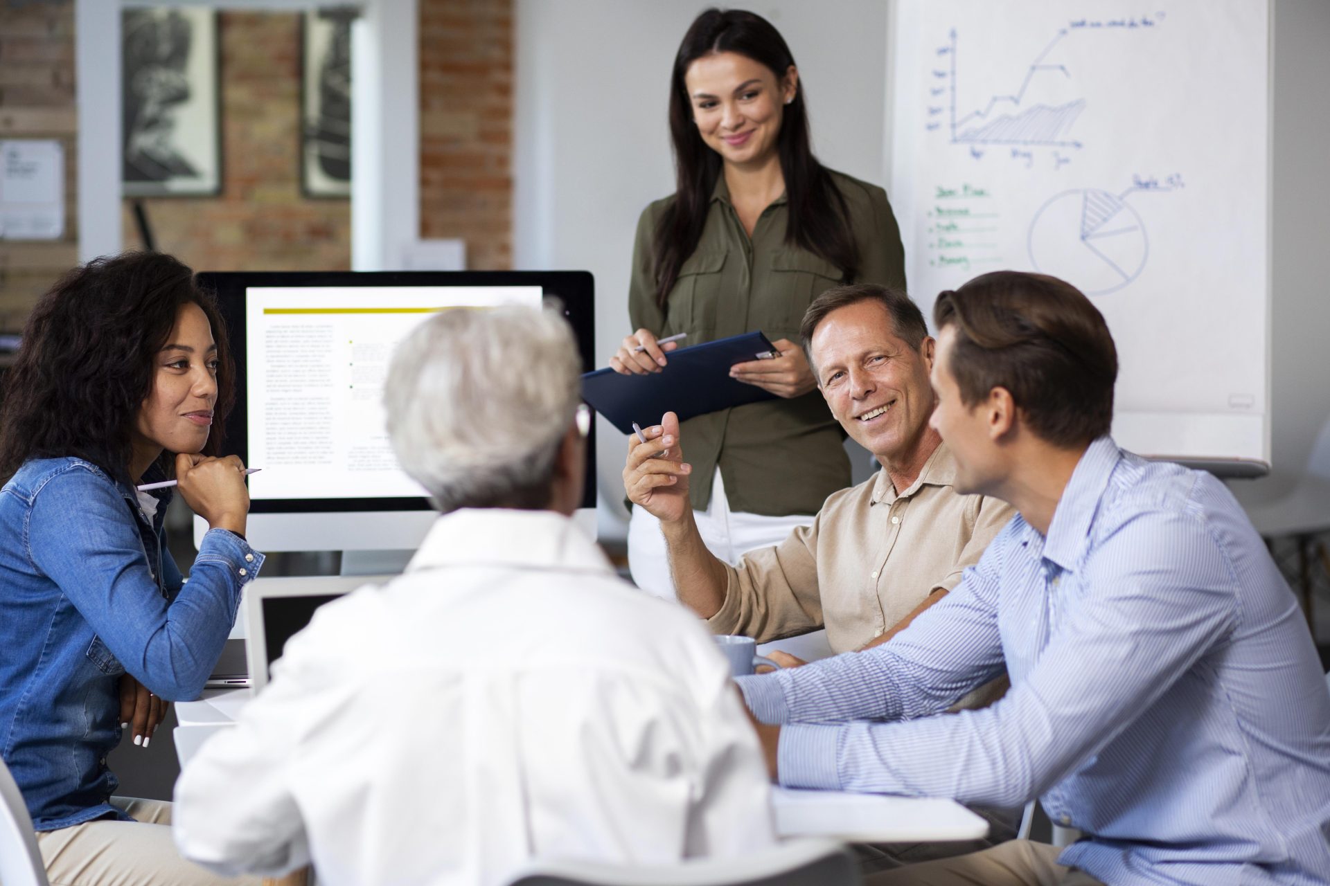 Skulpturen und Bäumen